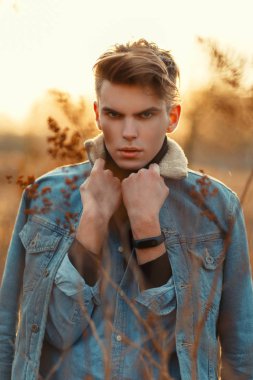 Güzel şık bir saç modeli kot ceket batımında biriyle moda portre