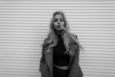 Sigarada giyimleri ile vogue modeli kız moda. Siyah ve beyaz fotoğraf