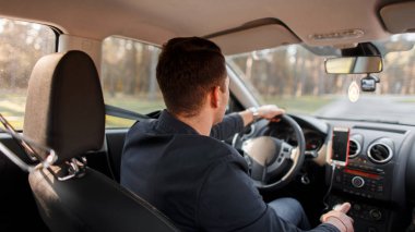 Başarılı genç adam güneşli bir günde bir araba kullanıyor