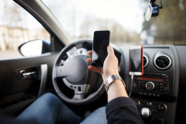 Adam bir yolculuğa arabada bir uygulamayla bir cep telefonu kullanır