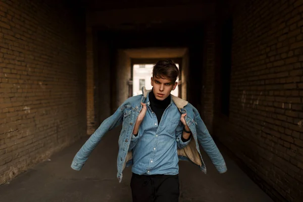 Modelo Masculino Joven Moda Ropa Mezclilla Elegante Posando Calle — Foto de Stock