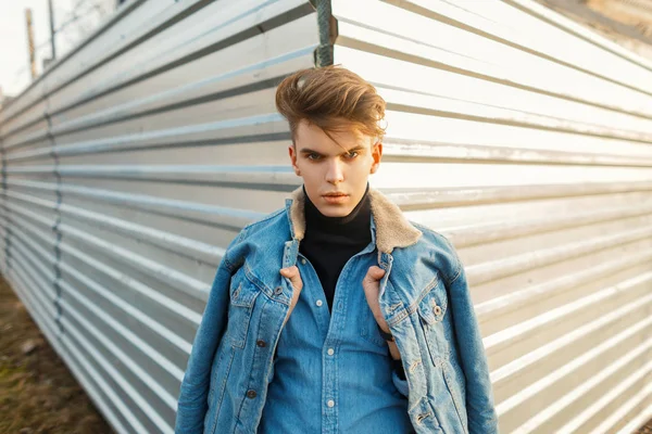 Modelo Masculino Bonito Moda Com Penteado Moda Jeans Jeans Roupas — Fotografia de Stock