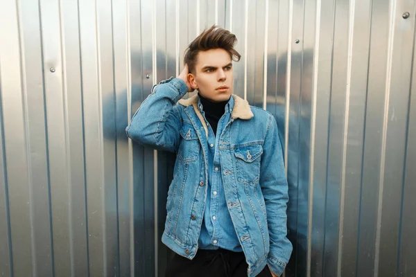 Homem Bonito Jovem Elegante Com Penteado Uma Jaqueta Moda Calça — Fotografia de Stock