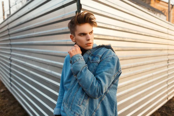 Guapo Chico Moda Con Peinado Una Camisa Mezclilla Una Chaqueta —  Fotos de Stock