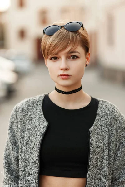 Belle Jeune Femme Mode Avec Des Lunettes Soleil Dans Une — Photo