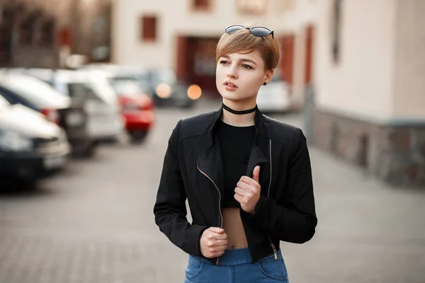 Стильная Молодая Женщина Черной Модной Куртке Улице Парковке — стоковое фото