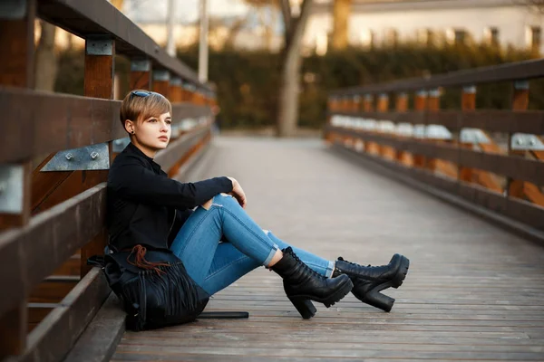 Krásná Žena Oblečená Stylové Módní Černé Oblečení Kožené Pouzdro Sedí — Stock fotografie