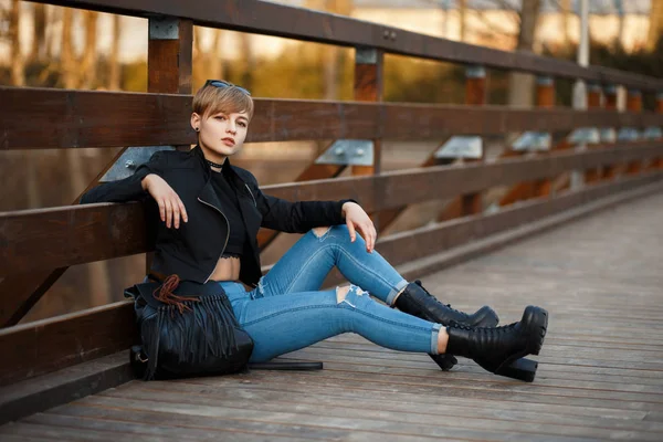 Досить Молода Модель Жінка Одягнена Модний Чорний Одяг Стильною Курткою — стокове фото
