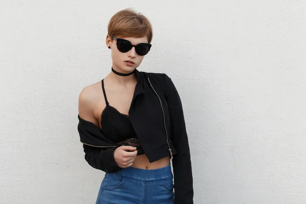 Stijlvolle Hipster Jonge Vrouw Model Zonnebril Met Mode Zwarte Jas — Stockfoto
