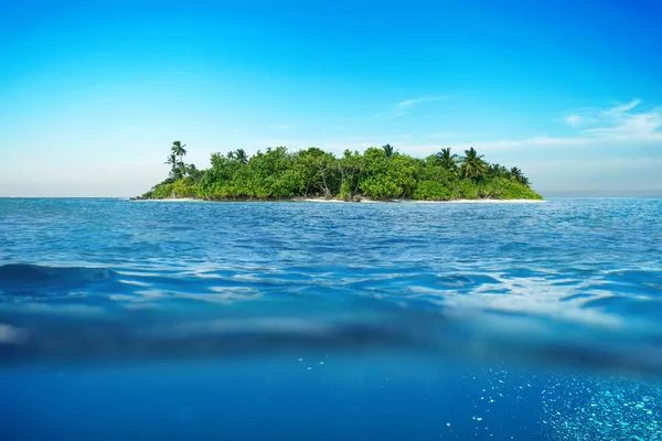 Εκπληκτικό Τροπικό Νησί Στον Ωκεανό Υποβρύχια Φωτεινά Σαφή Νερό Στη — Φωτογραφία Αρχείου