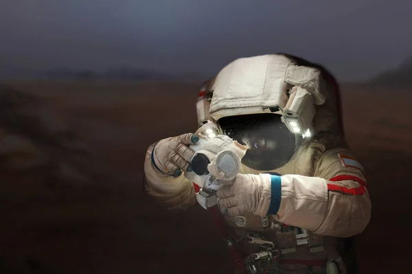 宇航员用摄像机在火星上的太空服上 宇航员拍摄一颗新行星 — 图库照片