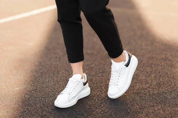 Mooie Vrouwelijke Benen Met Witte Sneakers Het Asfalt Een Zonnige — Stockfoto