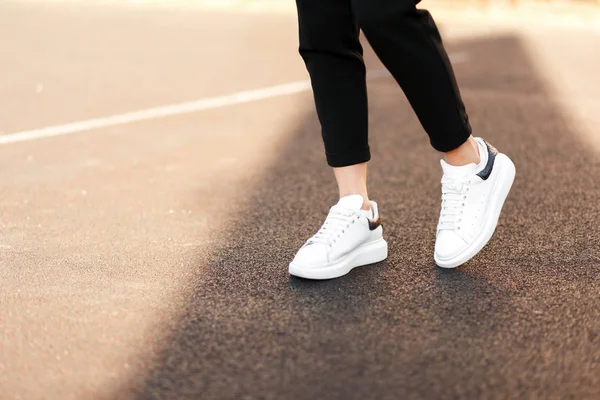 Mooie Vrouwen Lederen Witte Schoenen Fashion Straat — Stockfoto