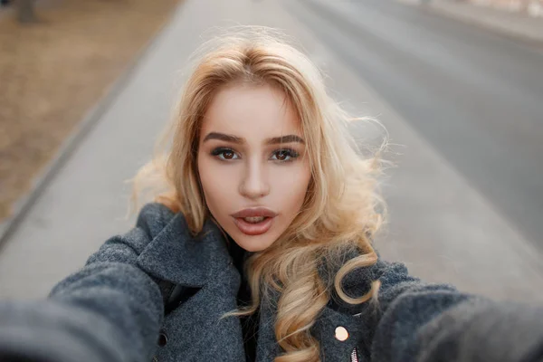 Elegante Mujer Moda Con Grandes Labios Hace Selfie Calle —  Fotos de Stock