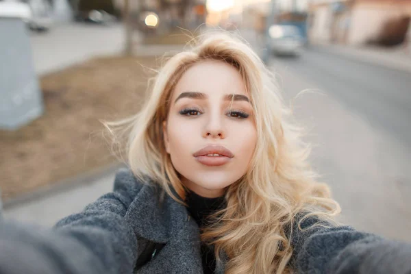 Sexy Joven Mujer Con Sus Labios Haciendo Selfie Ciudad —  Fotos de Stock