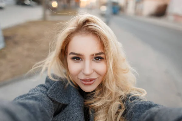Gri Paltolu Genç Şık Kadın Selfie Yapar — Stok fotoğraf