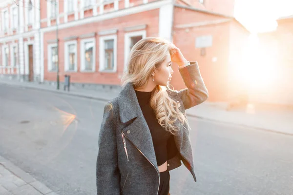 Menina Bonita Nova Elegante Uma Jaqueta Cinza Moda Posando Cidade — Fotografia de Stock