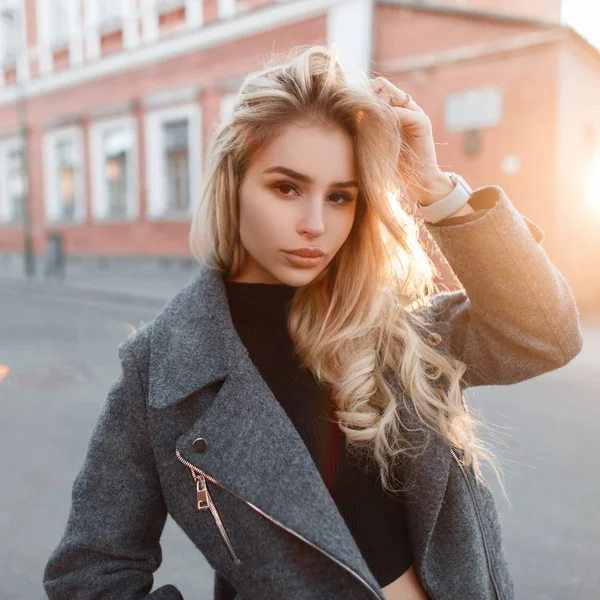 Stijlvolle Mode Model Vrouw Trendy Grijze Jas Poseren Straat Bij — Stockfoto