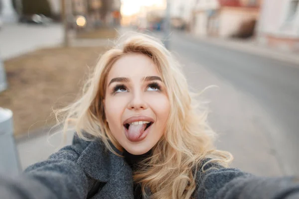 Divertido Joven Feliz Mujer Abrigo Moda Gris Hace Selfie Aire — Foto de Stock