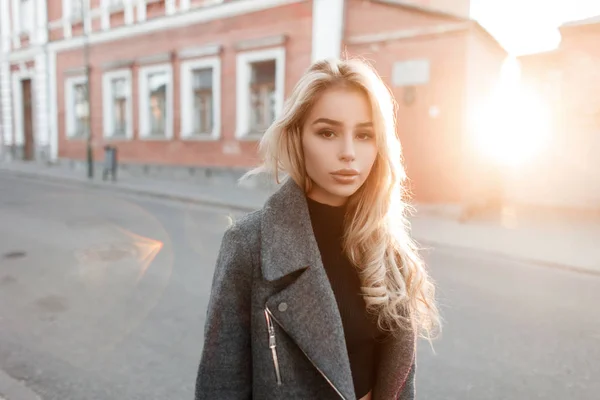 Schöne Junge Stilvolle Blonde Mädchen Einem Trendigen Mode Graue Jacke — Stockfoto