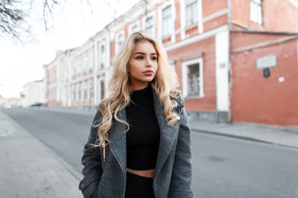 Sokakta Bir Moda Gri Ceketli Genç Güzel Sarışın Kadın — Stok fotoğraf