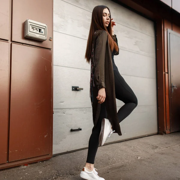 Stijlvolle Mooie Vrouw Een Mode Groene Kaap Met Witte Sneakers — Stockfoto