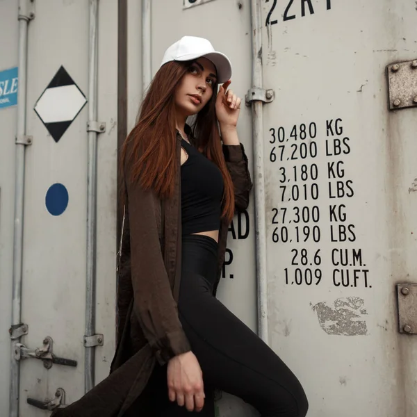 Mujer Modelo Moda Con Una Elegante Gorra Blanca Una Chaqueta —  Fotos de Stock