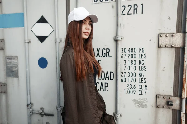 Moke 컨테이너 포즈를 모자와 — 스톡 사진