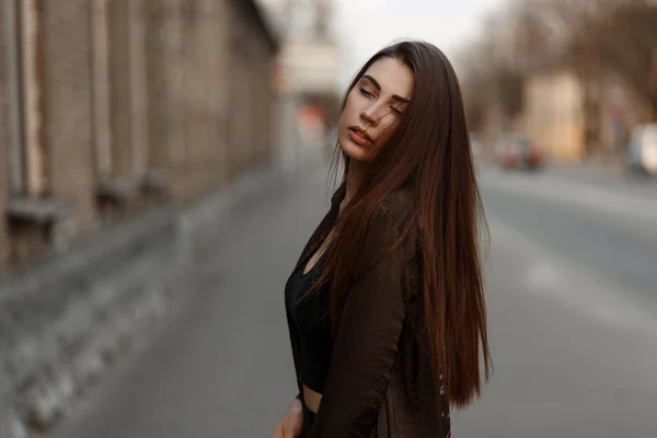 Mujer Joven Hermosa Moda Una Chaqueta Verde Con Estilo Calle — Foto de Stock