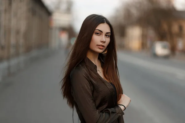 Moda Portre Genç Güzel Bir Kadının Sokakta Poz Yeşil Ceket — Stok fotoğraf
