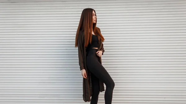 Mujer Bastante Joven Una Chaqueta Verde Moda Pantalones Negros Posando —  Fotos de Stock