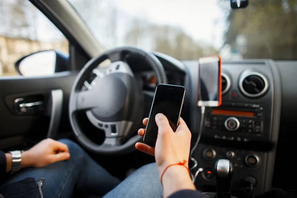 Mão Homem Segura Smartphone Carro — Fotografia de Stock