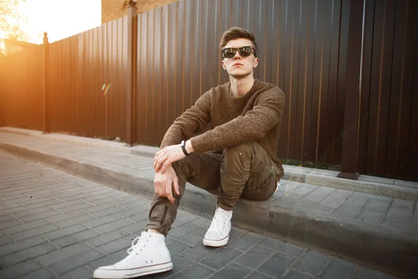Schöner Mode Hipster Mann Mit Stylischer Sonnenbrille Modischem Pullover Und — Stockfoto