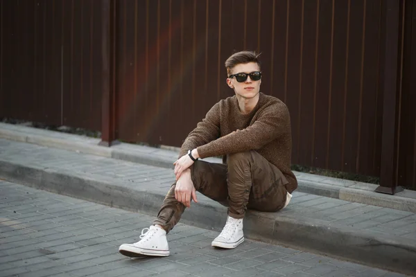 Hombre Hipster Moda Con Gafas Sol Ropa Moda Con Zapatillas — Foto de Stock