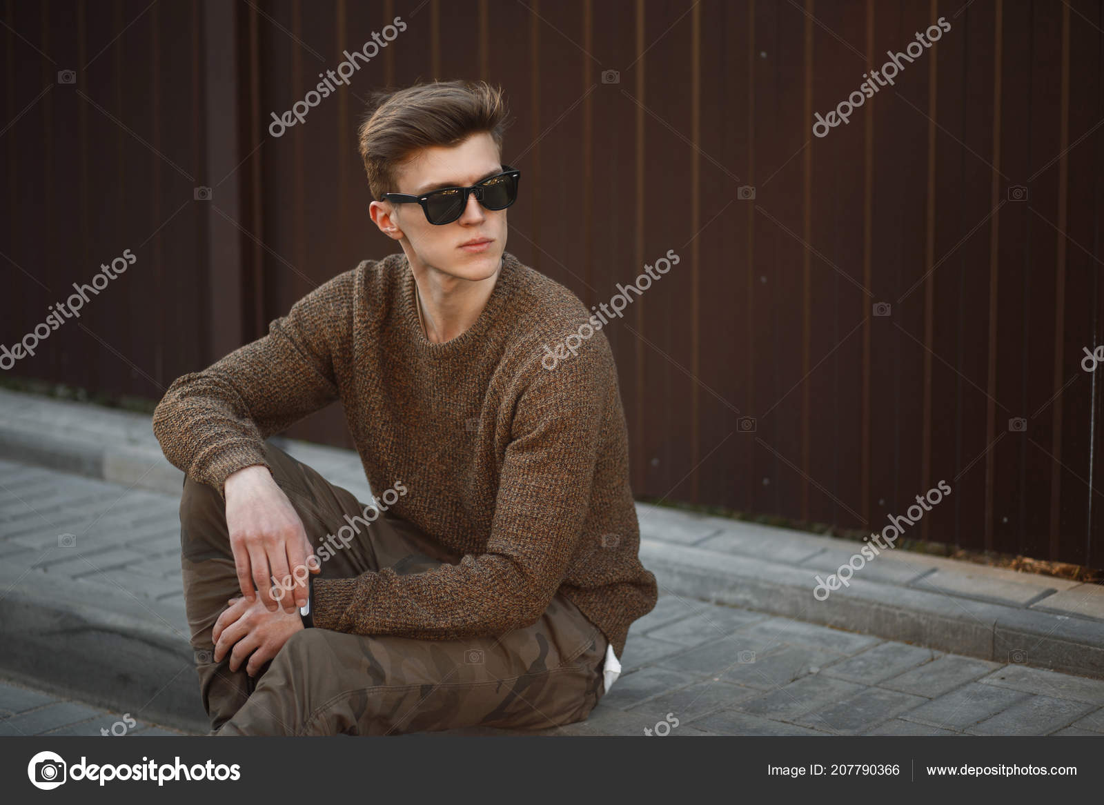 Guapo Modelo Hombre Hipster Con Gafas Sol Militar Ropa Moda — Foto