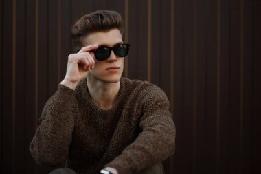 Yakışıklı genç hipster adam sokakta moda güneş gözlüğü