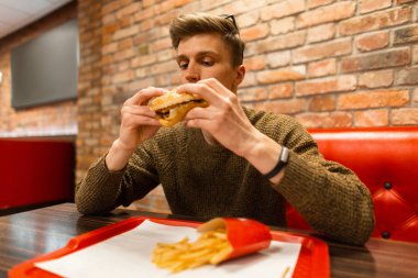 Adam bir kafede fast food yeme