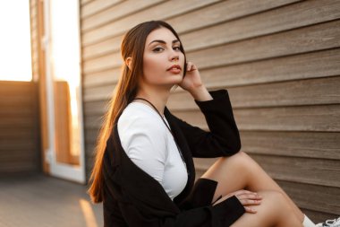 Zarif Modern giyimleri batımında güzel genç kadın