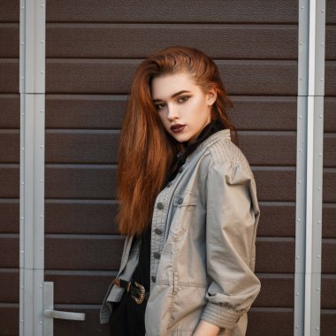 Moda portre bir şık ceket ve siyah polo gömlek sokak kapısı yakın poz içinde güzel bir moda kadın