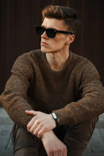 Модні Моделі Американський Чоловік Зачіску Моді Окуляри Пуловер Сидячи Вулиці — стокове фото