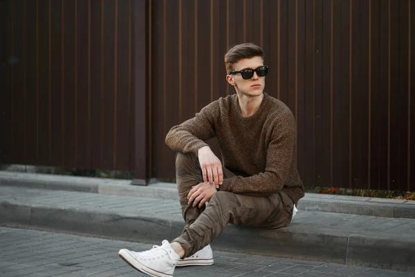 Joven Guapo Gafas Sol Con Estilo Con Jersey Pantalones Militares — Foto de Stock