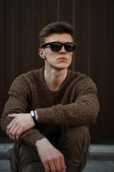 Pohledný Mladý Americký Model Muž Sluneční Brýle Účes Módní Svetr — Stock fotografie