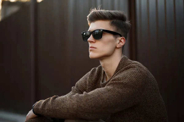 Retrato Joven Hombre Hipster Guapo Gafas Sol Moda Sentado Una — Foto de Stock