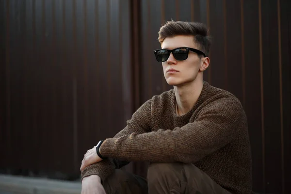 Stylische Junge Modell Hipster Mann Mit Sonnenbrille Sitzt Der Nähe — Stockfoto