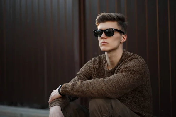 Elegante Modelo Joven Hipster Hombre Moda Gafas Sol Sienta Cerca — Foto de Stock