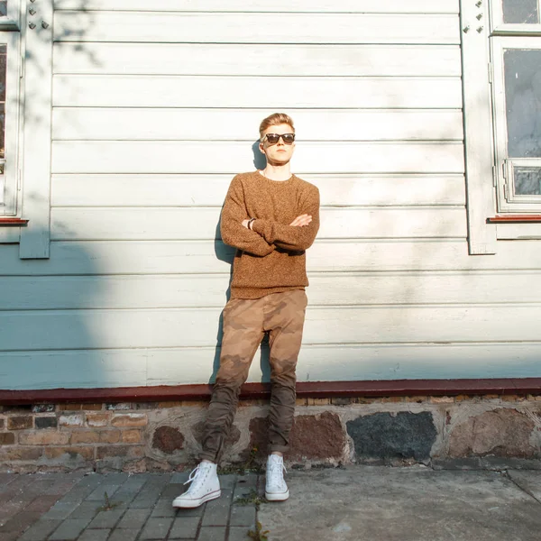 Elegante Hombre Guapo Con Gafas Sol Ropa Moda Posando Cerca — Foto de Stock