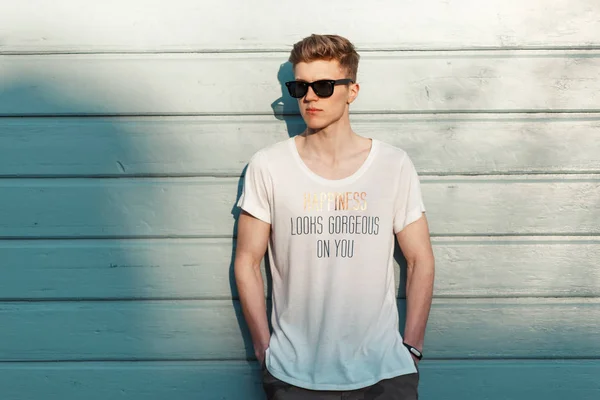 Elegante Joven Con Gafas Sol Una Camiseta Blanca Moda Posando — Foto de Stock