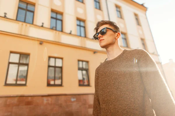 Guapo Joven Hipster Hombre Gafas Sol Con Estilo Caminando Ciudad — Foto de Stock