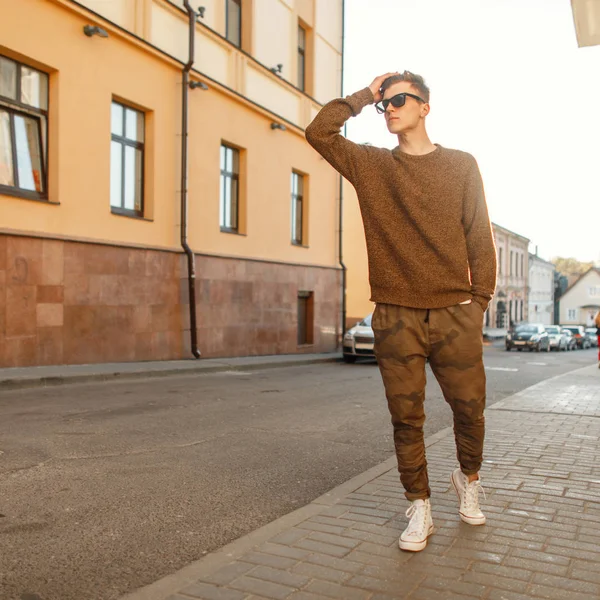 Snygg Ung Modell Man Solglasögon Moderiktiga Kläder Med Vita Skor — Stockfoto