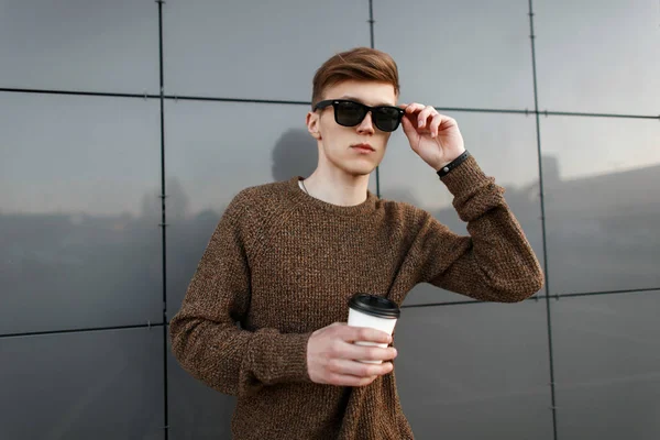 Hombre Guapo Moda Con Café Corrige Gafas Sol Calle Cerca — Foto de Stock